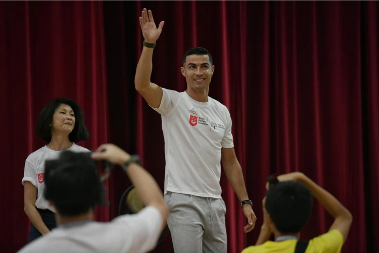 Cristiano Ronaldo lets his hands do the talking in game of padel at VJC